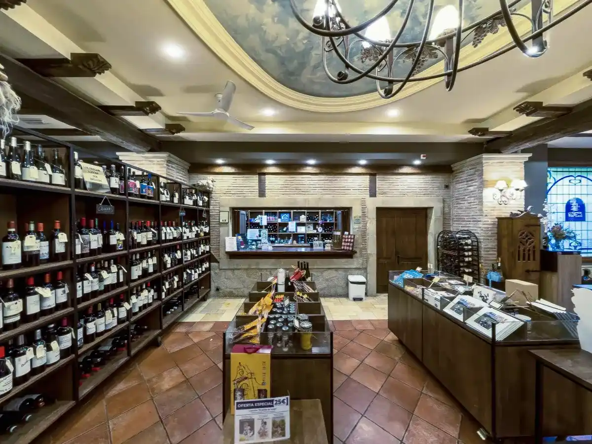 Vista 360 de la Tienda Gourmet de Villa Lucía, mostrando la disposición de los productos y el diseño del local.